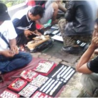 Salah seorang pembeli sedang melakukan transaksi dengan penjual batu akik di komplek pertokoan pujasera